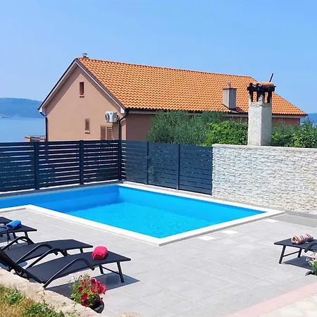 Spacious With Terrace And Shared Pool Апартаменты