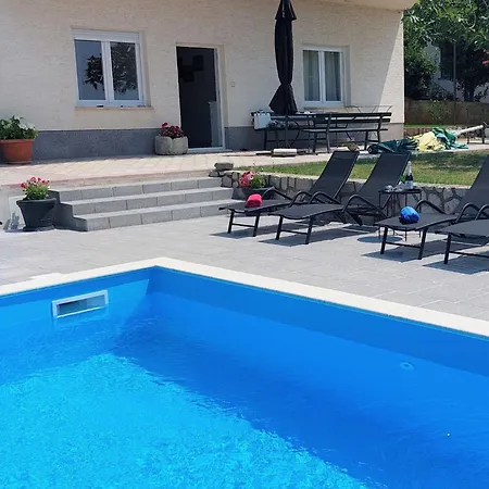 Spacious With Terrace And Shared Pool Апартаменты *