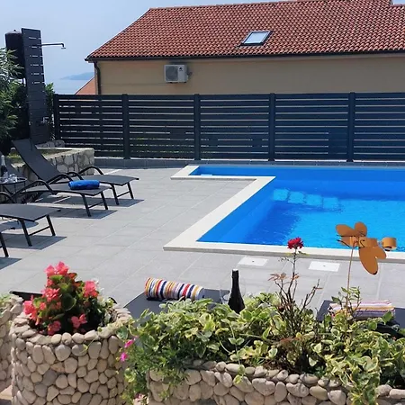 Spacious With Terrace And Shared Pool Apartman